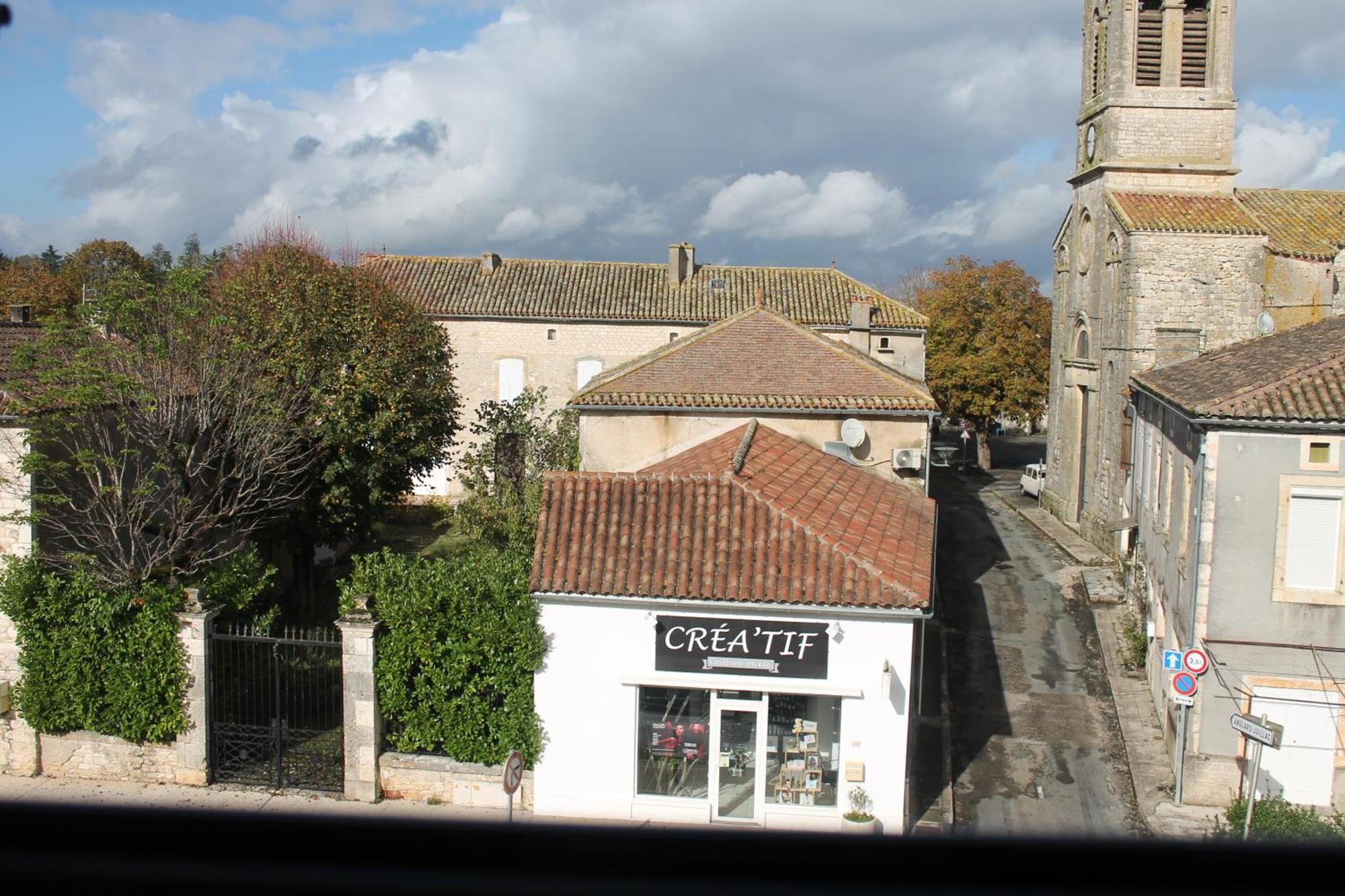 Logis Hotels- Auberge De La Tour - Hotel Et Restaurant Sauzet  Eksteriør billede