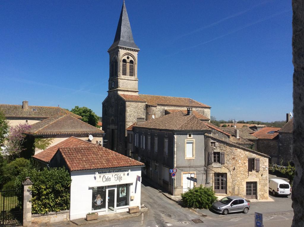 Logis Hotels- Auberge De La Tour - Hotel Et Restaurant Sauzet  Eksteriør billede